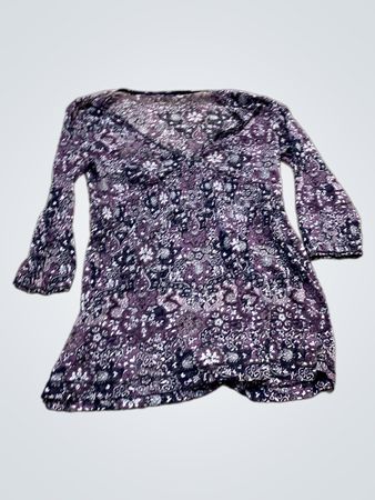 Lila blumengemustertes langärmliges V-Ausschnittkleid