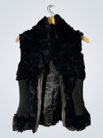 Schwarze Kunstfellweste mit gerippten Details