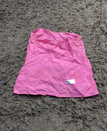 Rosa Top mit bestickten Blumen