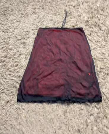 Roter und schwarzer Netzrock