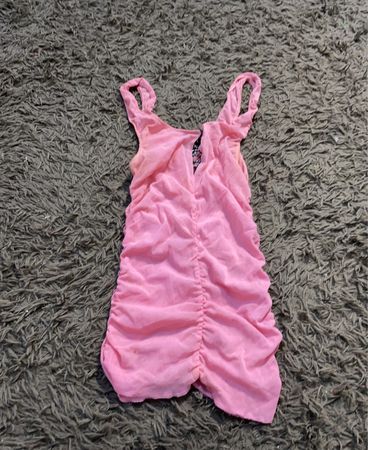 Rosa gerafftes Kleid
