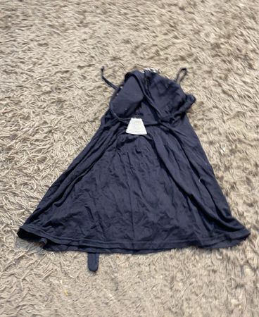 Navyblaues Kleid mit dekorativem Frontakzent