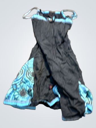 Schwarzes und blaues Kleid mit gemusterten Akzenten