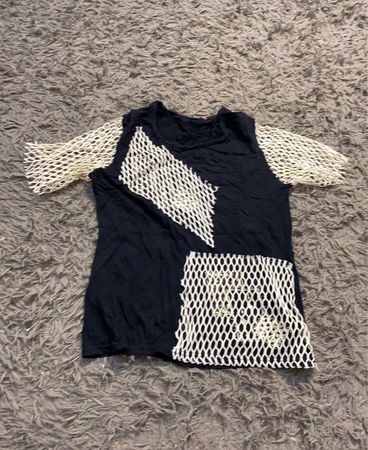 Schwarzes T-Shirt mit Mesh-Ärmeln und weißem Gittermuster