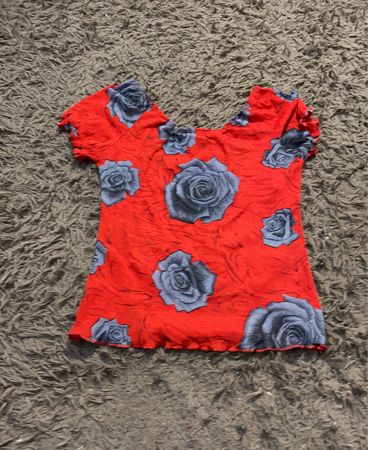Lidia Damen Kurzarmshirt mit rotem Rosenmuster