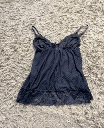 Schwarzes Top mit Spitzenbesatz