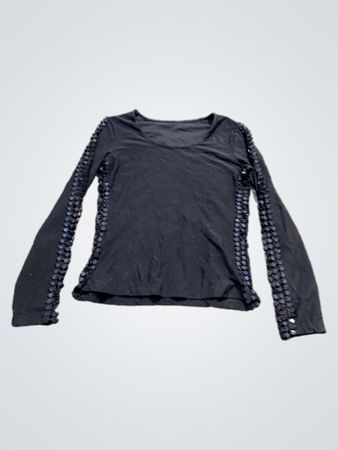 Schwarzes langärmliges Shirt mit Pailletten an den Ärmeln