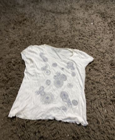 Weißes T-Shirt mit blauem Blumenmuster