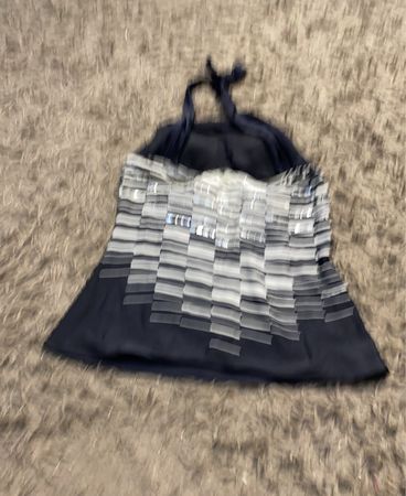 Schwarzes Halterneck-Top mit gestreifter Verzierung