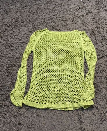 Grünes gehäkeltes Longsleeve-Top