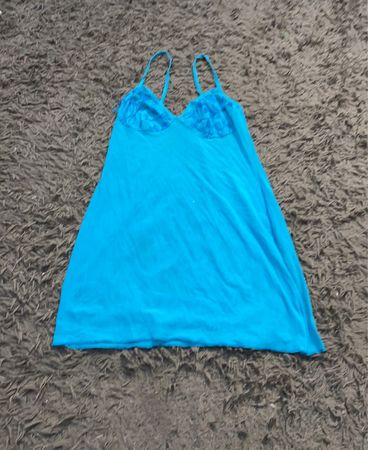 Blaues Seidenkleid mit Spitzenverzierung