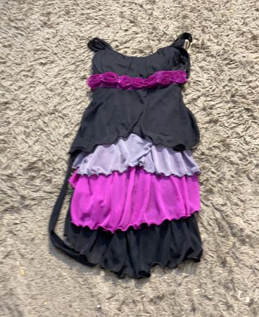 Schwarzes und pinkfarbiges gestuftes Kleid