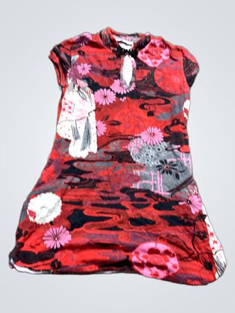 Rotes Kleid mit asiatisch inspiriertem Druck