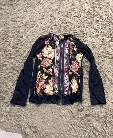 Langärmlige Jacke mit Blumenmuster und Reißverschluss