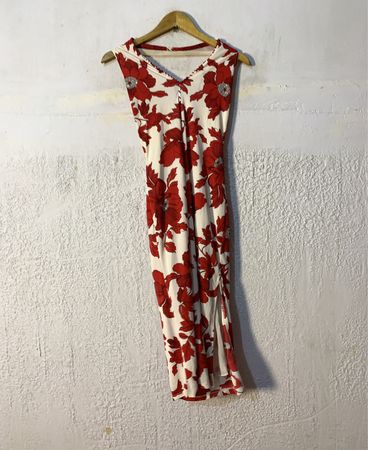 Weißes Kleid mit rotem Blumenmuster