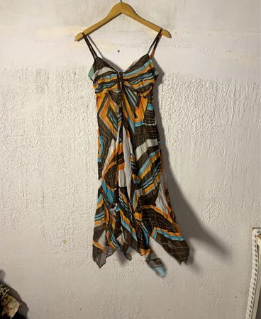 Asymmetrisches Kleid mit geometrischem Druck