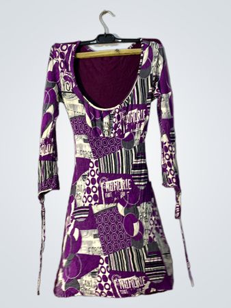 Lila gemustertes langärmliges Kleid