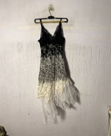 Schwarz-weißes Spitzenkleid mit Rüschensaum