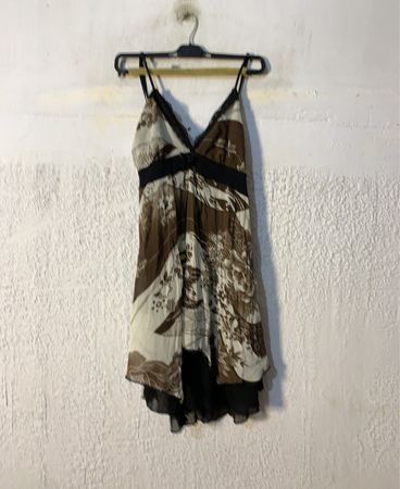 Braunes und weißes Blumendruckkleid