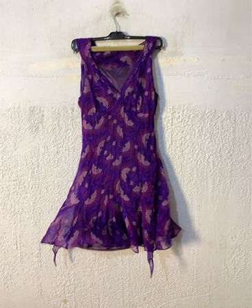 Lila ärmelloses Kleid mit Blumenmuster