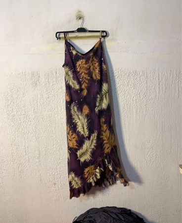 Lila Federdruckkleid mit Pailletten