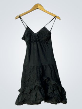 Schwarzes Rüschenkleid