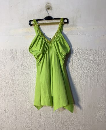 Limegrünes Kleid mit besticktem Ausschnitt