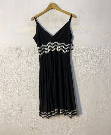 Schwarzes Kleid mit Paillettenbesatz