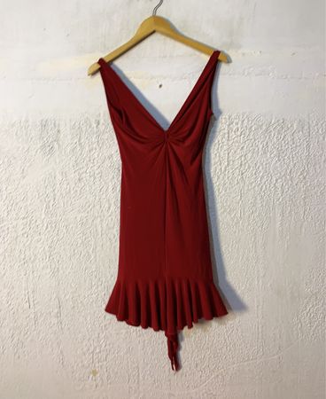 Rotes Rüschenkleid mit Rüschensaum