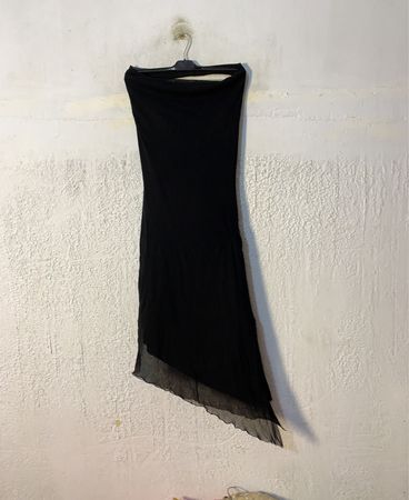 Schwarzes trägerloses asymmetrisches Hemdkleid