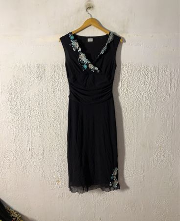 Oasis Schwarzes ärmelloses Kleid mit verziertem Ausschnitt und Saum