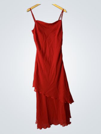 Rotes trägerloses Kleid mit Rüschen