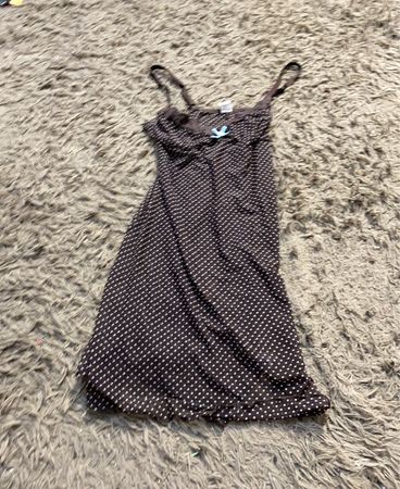 Braunes Spitzenkleid mit Punkten