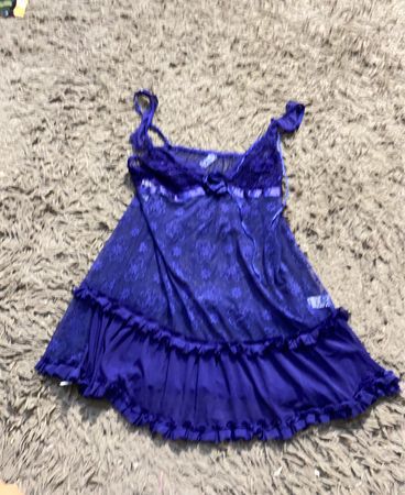 Blaue Spitzenbabydoll mit Rüschen