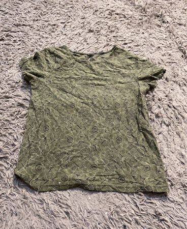 Grünes Blumen-Spitzen-T-Shirt