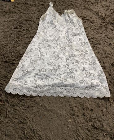Weißes Blumendruck-Slipkleid mit Spitzenrand