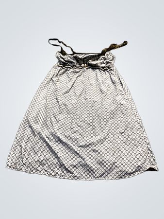 Blau-weißer Slipkleid mit schwarzem Spitzenbesatz