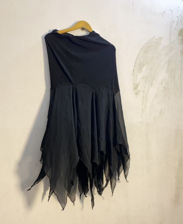 Schwarzes Kleid mit asymmetrischem Saum