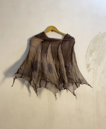 Durchsichtiger brauner Poncho mit ausgefransten Kanten