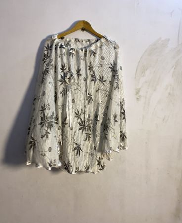 Weiße Bluse mit Blattmuster