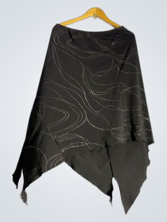 Schwarzer asymmetrischer Rock mit Wirbelmuster