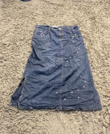 Blauer Denim-Maxi-Rock mit Blumenverzierungen