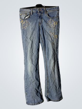 Blaue ausgestellte Jeans mit bestickten Details
