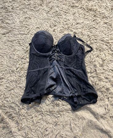 Schwarzes Korsett mit Spitzenverzierungen