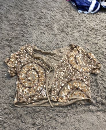 Top mit goldenen Paillettenverzierungen