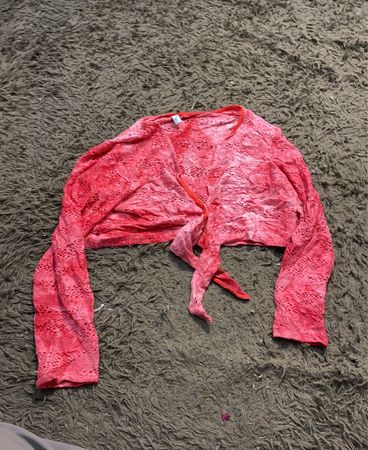 Rosafarbener Knotenfront-Crop-Cardigan