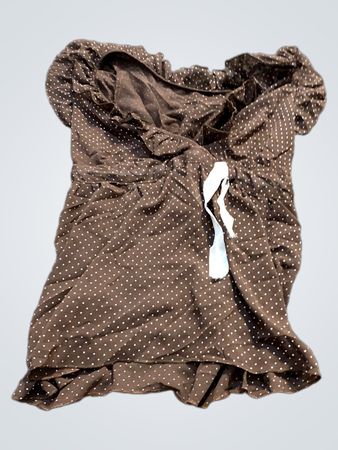 Braunes Kleid mit weißen Punkten und weißem Binder