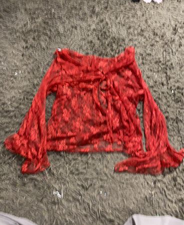 Rote Spitzenbluse