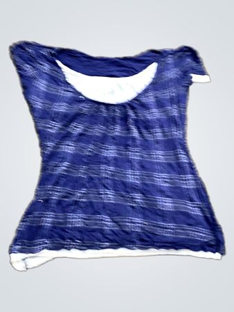 Blaues karriertes Schicht-T-Shirt