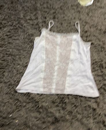 Weißes Top mit Spitzen Detail